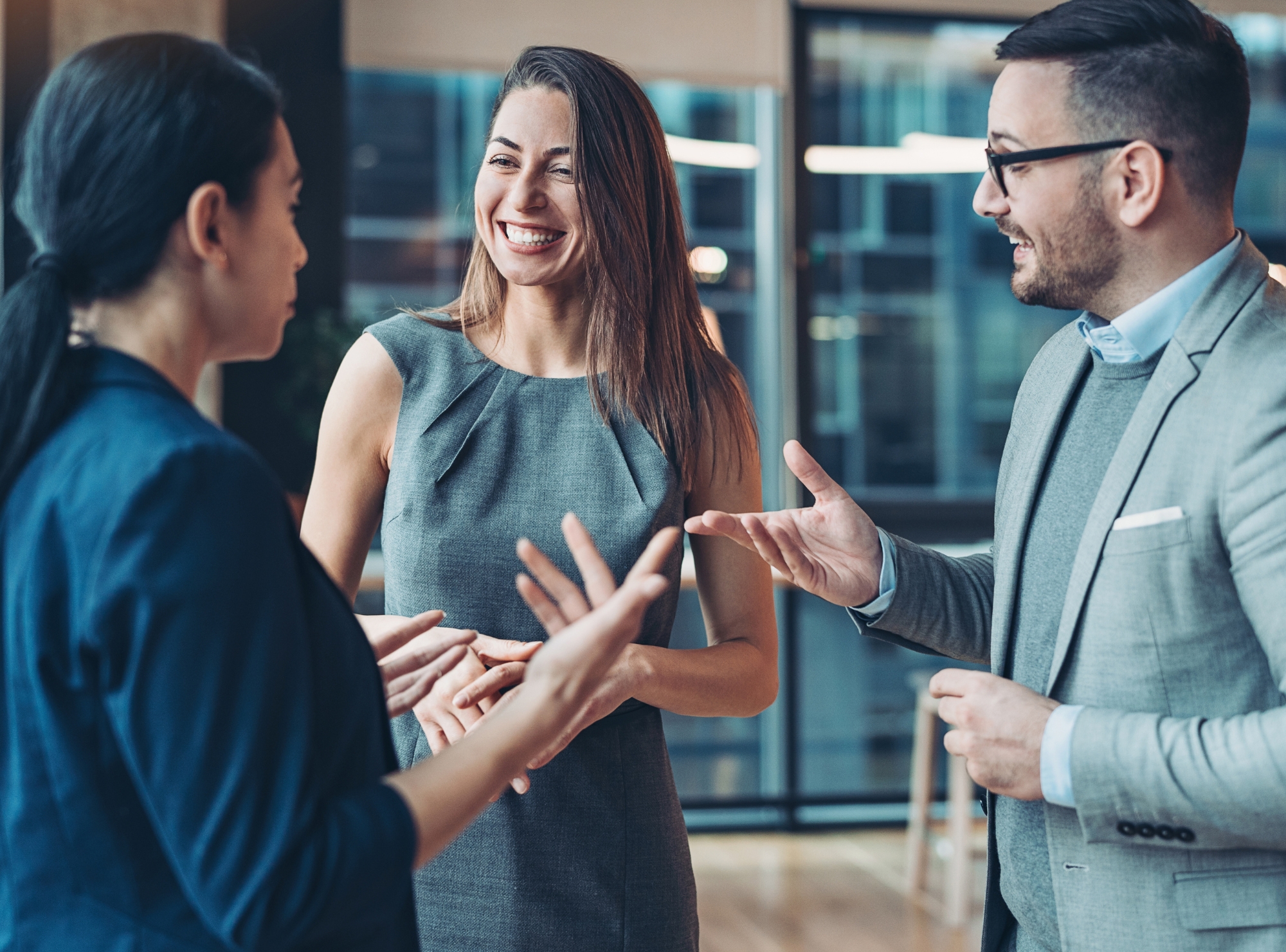 Trois personnes qui discute dans des bureaux