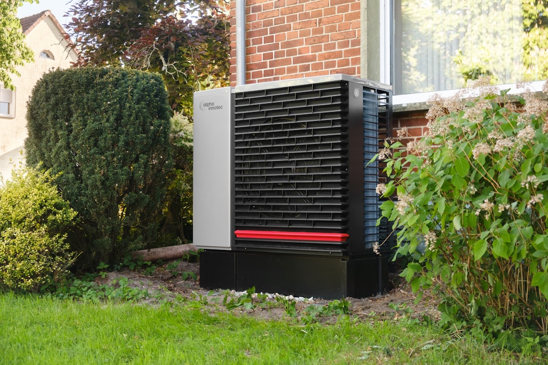 Unité extérieure de pompe à chaleur air air installée sur une façade