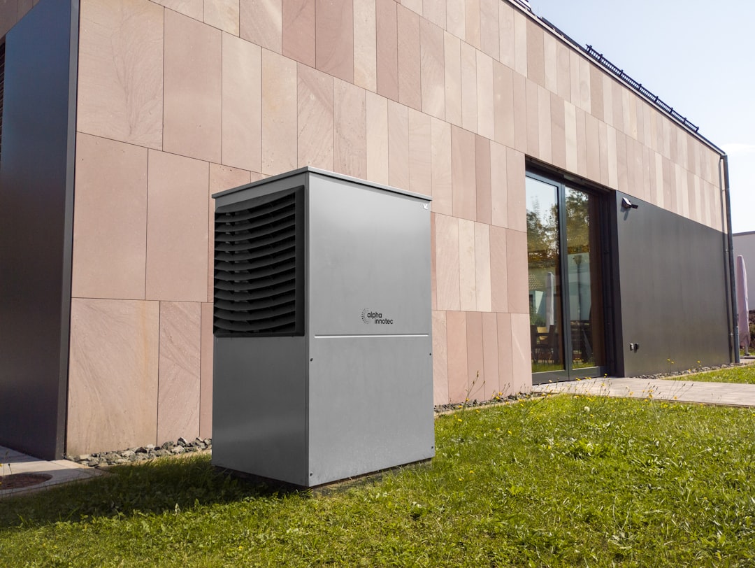 Unité extérieure d'une pompe à chaleur air eau installée