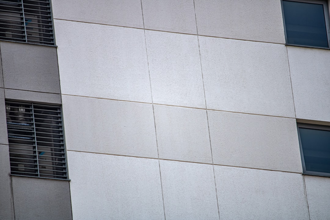 Comparaison bardage bois et enduit sur façade maison individuelle