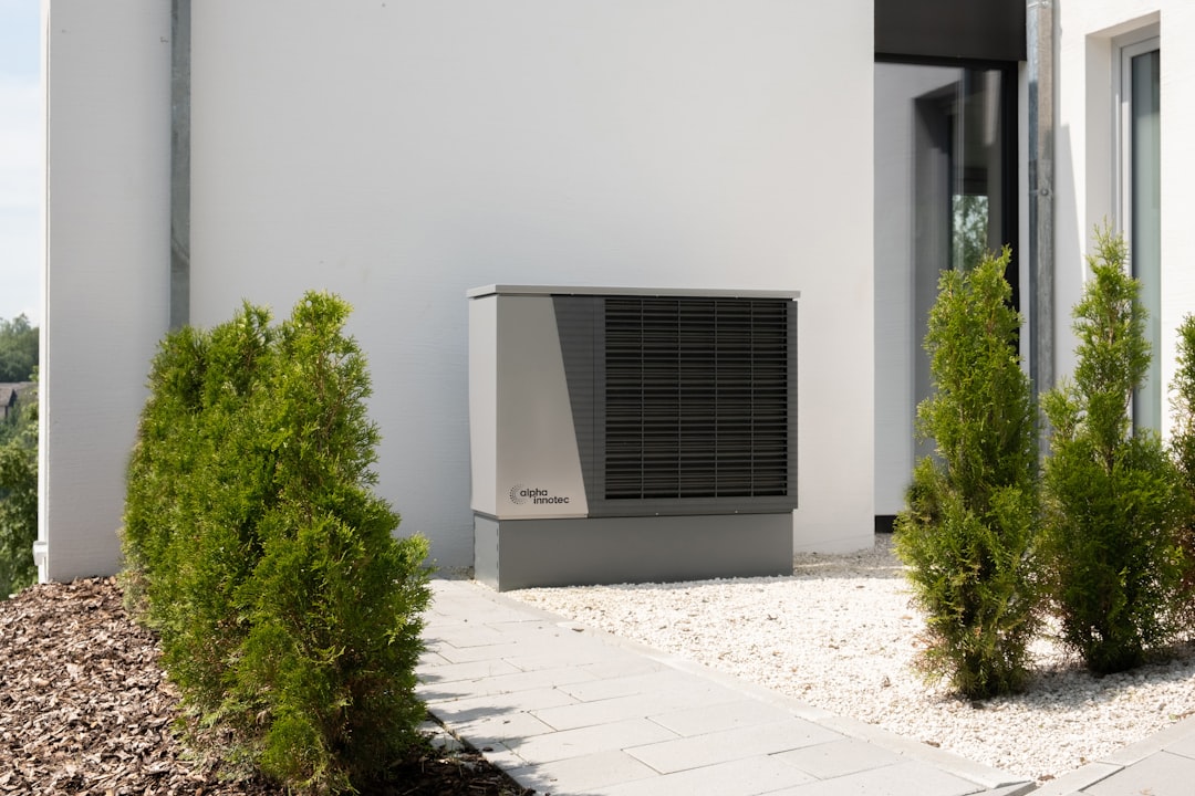 Pompe à chaleur air eau installée devant une maison individuelle