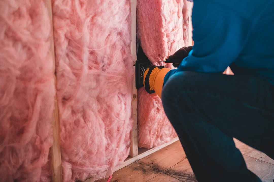 Artisan réalisant l'isolation d'une maison pour bénéficier des aides 2026