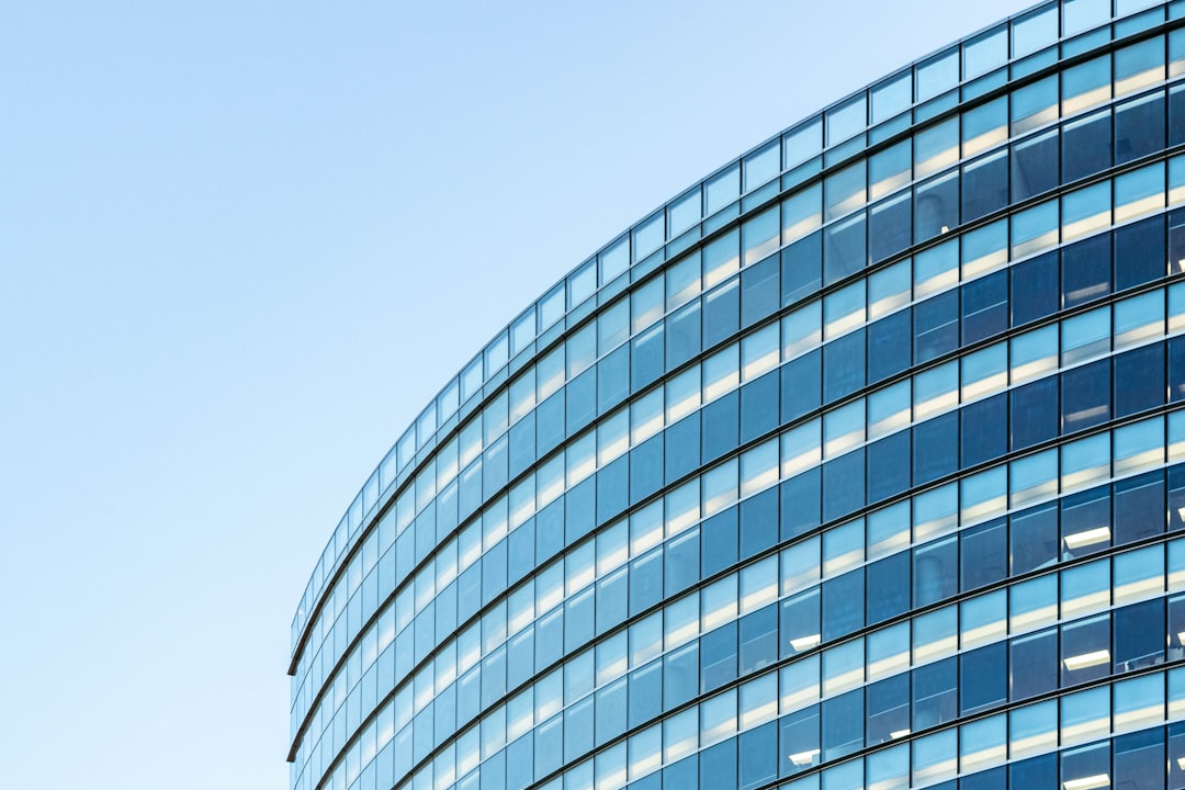 Immeuble de bureaux tertiaire concerné par le décret tertiaire 2026