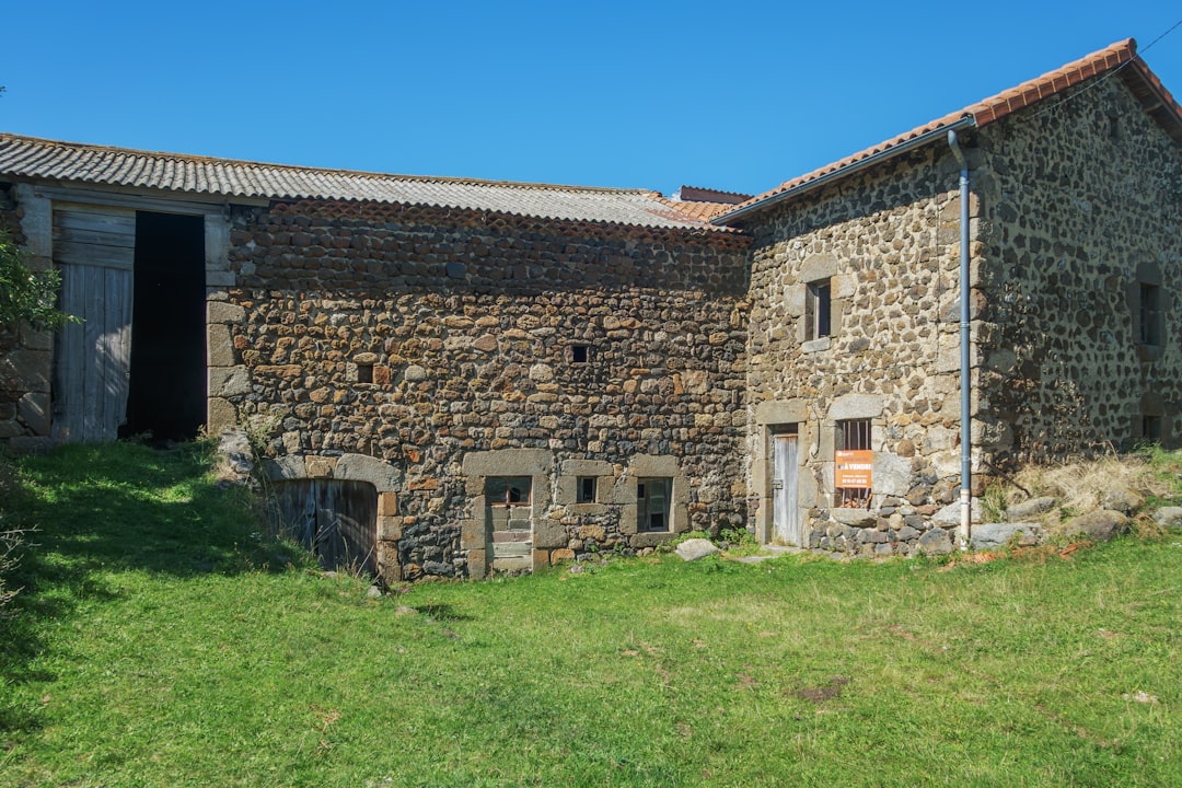 Mur en pierre ancienne rénové avec enduit à la chaux