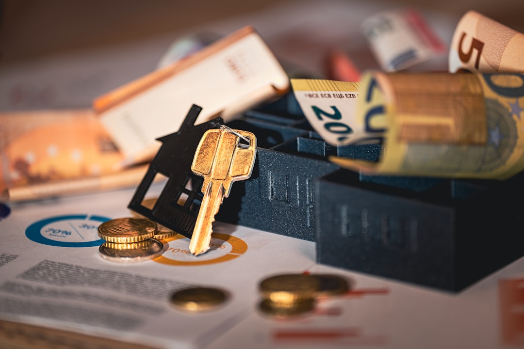 Acquéreur négociant le prix d'un bien immobilier grâce à un audit énergétique