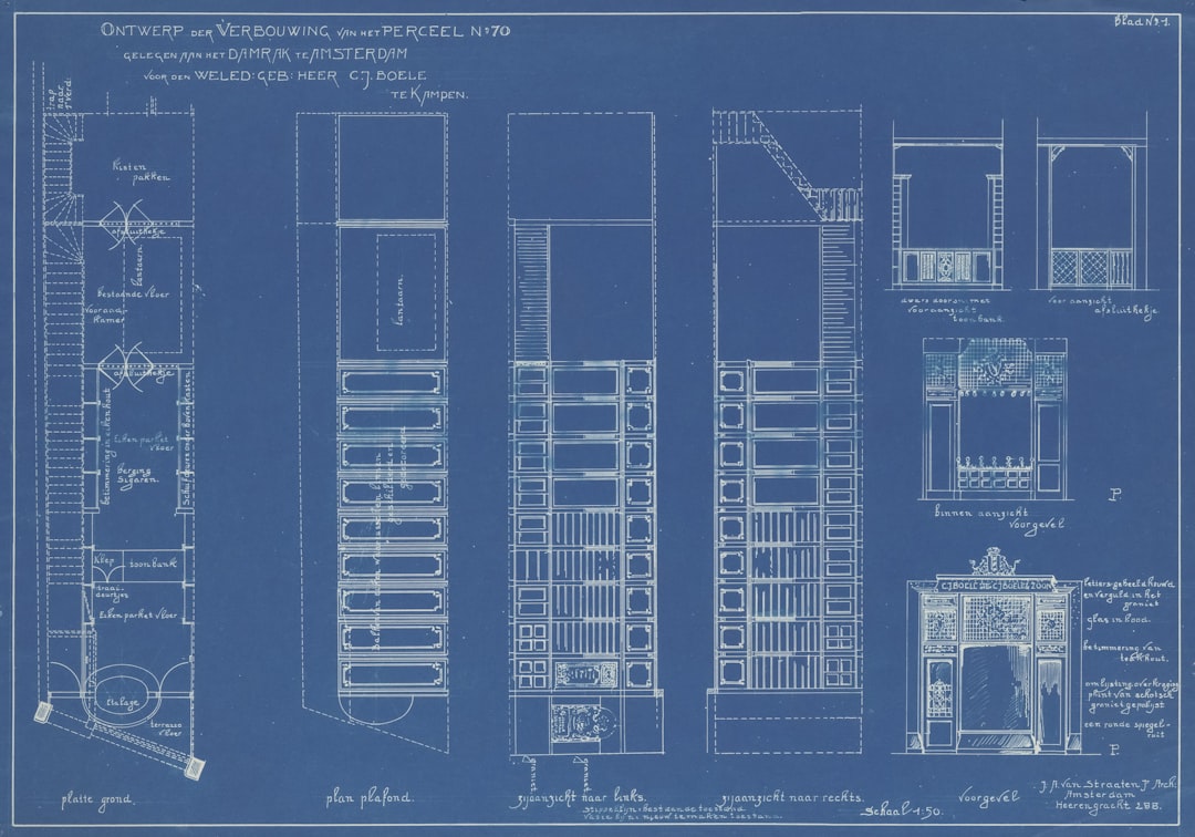 Auditeur analysant les plans thermiques d'une maison avant rénovation