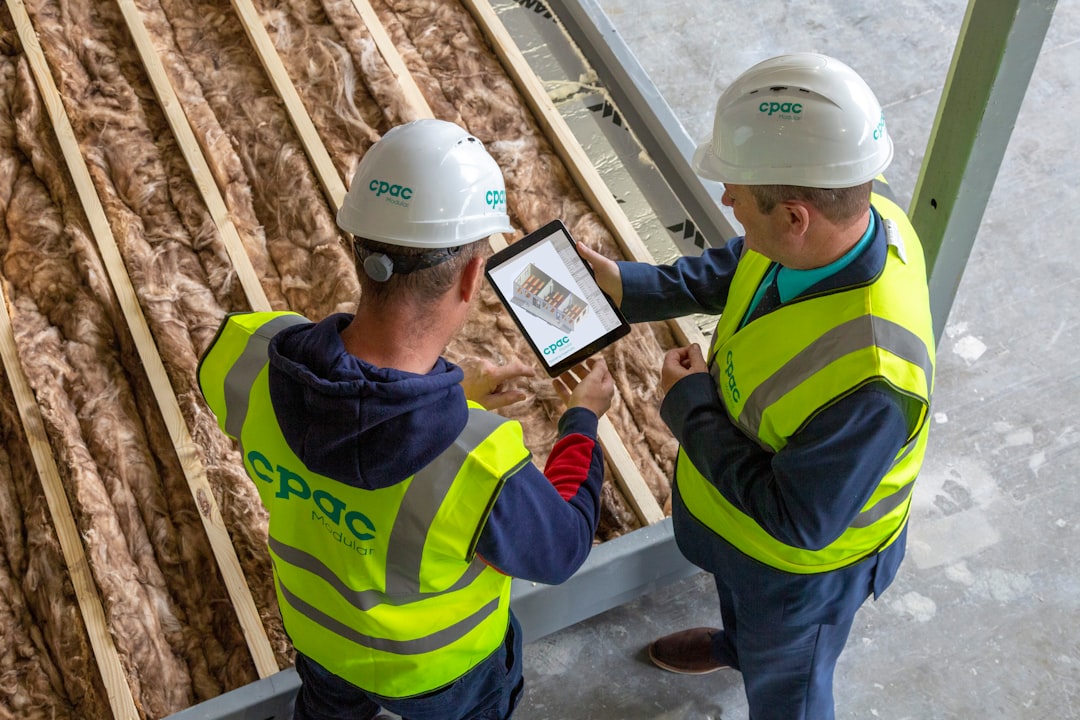 Thermicien qualifié OPQIBI réalisant un audit énergétique dans une maison