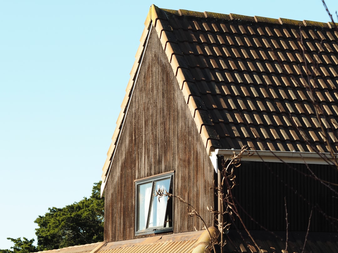 Bardage bois ventilé sur maison rénovée en isolation extérieure